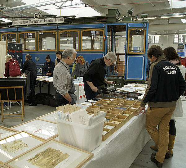 Wie etwa an diesem Stand, wo Willi Beck aus Dachau seine Arbeiten aus den Bereichen Bleisatz und Buchdruck vorstellt.
