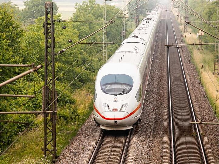 Auf wichtigen Strecken sollen ICE der Deutschen Bahn künftig alle 30 Minuten fahren - zuerst zwischen Berlin und Hamburg.