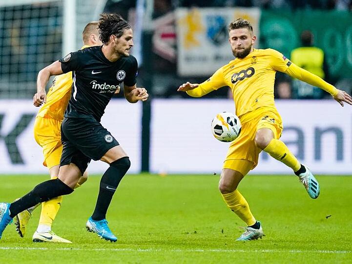 Lüttichs Nicolas Gavory (r) schlägt den Ball weg - Eintrachts Goncalo Paciencia kommt zu spät.