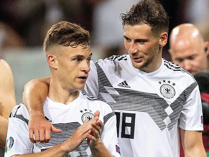 Joshua Kimmich (l) und Leon Goretzka haben die Spenden-Aktion "We kick Corona" ins Leben gerufen.