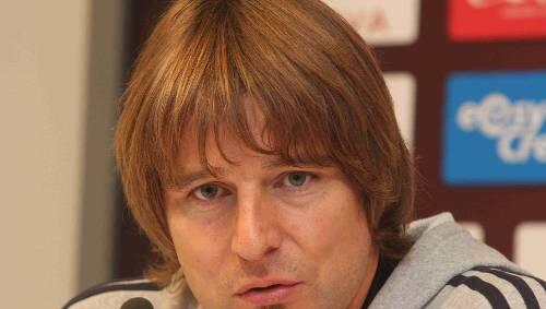 „Michael Oenning braucht sich um seine Zukunft keine Sorgen zu machen.“ Das behauptet jedenfalls ein Bekannter des Club-Trainers. Es sieht so aus, als ob Oenning von einem Bundesligisten umworben wird. Ist es der VfL Bochum? „Michael Oenning braucht sich um seine Zukunft keine Sorgen zu machen.“ Das behauptet jedenfalls ein Bekannter des Club-Trainers. Es sieht so aus, als ob Oenning von einem Bundesligisten umworben wird. Ist es der VfL Bochum?
