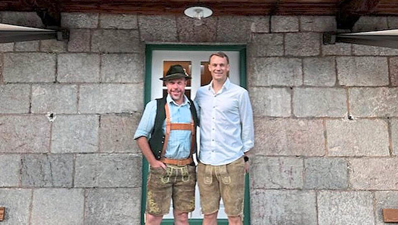 Johannes Rabl (l.) und Manuel Neuer vor dem Forsthaus Valepp. Johannes Rabl (l.) und Manuel Neuer vor dem Forsthaus Valepp.