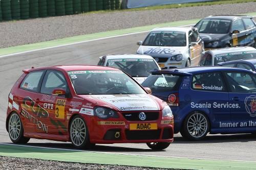 &bdquo;Bei uns geht&rsquo;s schon mal härter zur Sache&ldquo;: Der obligatorische Lackaustausch gehört für Elia Erhart und seinen roten VW Polo (links) im Kamikaze-Cup einfach dazu.
