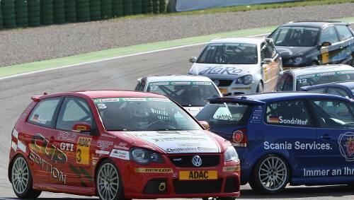 „Bei uns geht’s schon mal härter zur Sache“: Der obligatorische Lackaustausch gehört für Elia Erhart und seinen roten VW Polo (links) im Kamikaze-Cup einfach dazu. „Bei uns geht’s schon mal härter zur Sache“: Der obligatorische Lackaustausch gehört für Elia Erhart und seinen roten VW Polo (links) im Kamikaze-Cup einfach dazu.