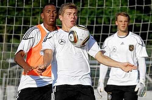 &bdquo;Ein gereifter Spieler, der etwas vorzuweisen hat&ldquo;: So sieht sich Toni Kroos (vorn) selbst. Doch seiner Karriere droht ein Knick.