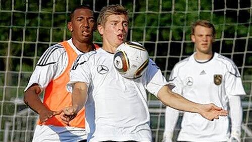 „Ein gereifter Spieler, der etwas vorzuweisen hat“: So sieht sich Toni Kroos (vorn) selbst. Doch seiner Karriere droht ein Knick. „Ein gereifter Spieler, der etwas vorzuweisen hat“: So sieht sich Toni Kroos (vorn) selbst. Doch seiner Karriere droht ein Knick.