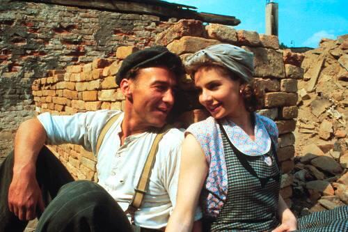 Szene aus Vilsmaiers Münchner Nachkriegsfilm &bdquo;Rama Dama&ldquo; (1990) mit Werner Stocker und Dana Vávrová.