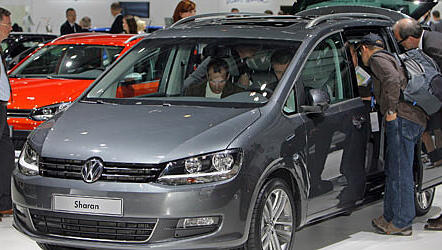 Messebesucher bestaunen den VW Sharan Messebesucher bestaunen den VW Sharan