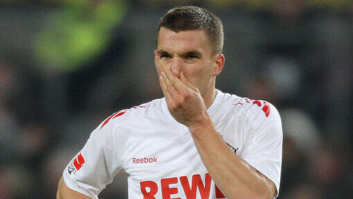 Fußball-Nationalspieler Lukas Podolski hat am Montag auf dem Weg zum Training des 1. FC Köln einen Verkehrsunfall verursacht und sich dabei leicht verletzt. Fußball-Nationalspieler Lukas Podolski hat am Montag auf dem Weg zum Training des 1. FC Köln einen Verkehrsunfall verursacht und sich dabei leicht verletzt.