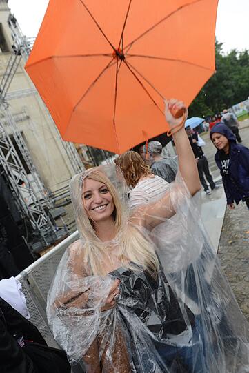 Wolkenbruch und Matsch statt "sky" und "sand" - trotzdem feiern am Sonntag 20.000 Fans den Berliner DJ Paul Kalkbrenner am Königsplatz.