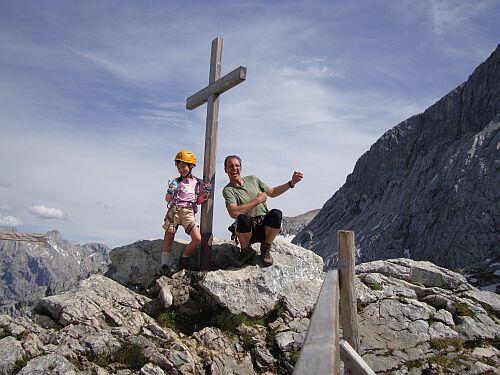 Die Gifpelmosher erklimmen hohe Berge um sie zu bemoshen, denn: &bdquo;Richtig gute Metalmusik ist gigantisch und mystisch &ndash; so wie auch die Berge sind.&ldquo; Die kuriosen Fotos von den Gipfelmoshern.