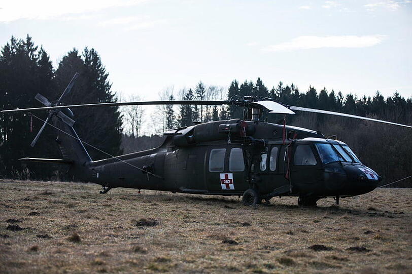 Kennt man normalerweise nur aus Hollywood-Streifen: Schwere Panzerwagen und Black Hawks der US Army. Derzeit üben die Soldaten Evakuierungen im Gebirge bei Traunstein. Hier gibt's die Fotos.