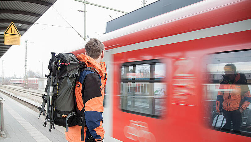 Entspannt mit Bus & Bahn zu den schönsten Wanderzielen. Entspannt mit Bus & Bahn zu den schönsten Wanderzielen.