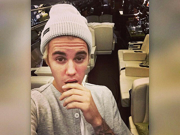 Wer hat Justin Bieber wohl dieses Geschenk unter dem Weihnachtsbaum geparkt?