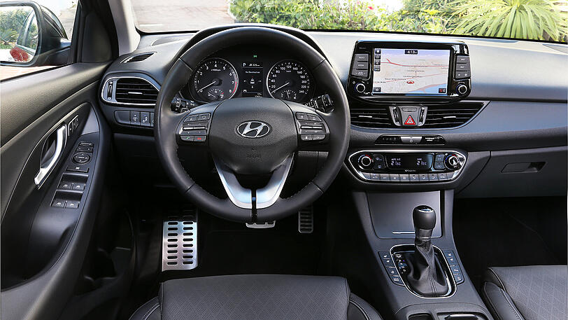 Der Innenraum des i30 ist gut verarbeitet, die Bedienelemente geben keine Rätsel auf.