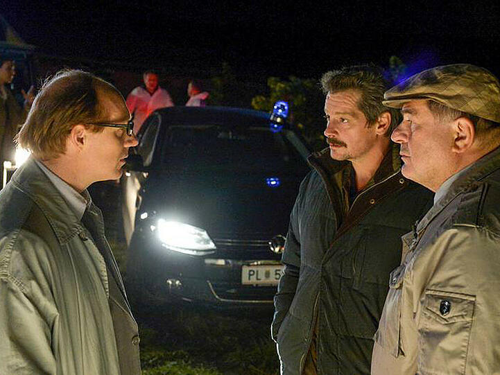 Nach Entdeckung der Leiche befragt der Chefinspektor Priml (Simon Schwarz, l.) Polt (Erwin Steinhauer, r.) und Sailer (Fritz Karl, M.)