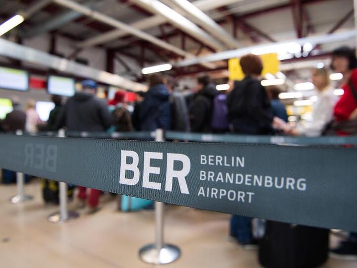 Check-in-Schalter im Flughafen Tegel.