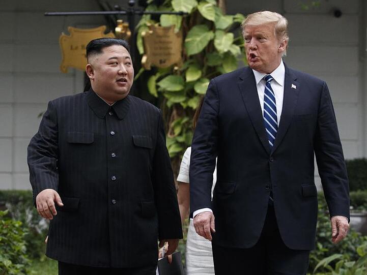 Nordkoreas Machthaber Kim Jong Un (l) und US-Präsident Donald Trump während eines Treffens in Hanoi im Februar 2019.