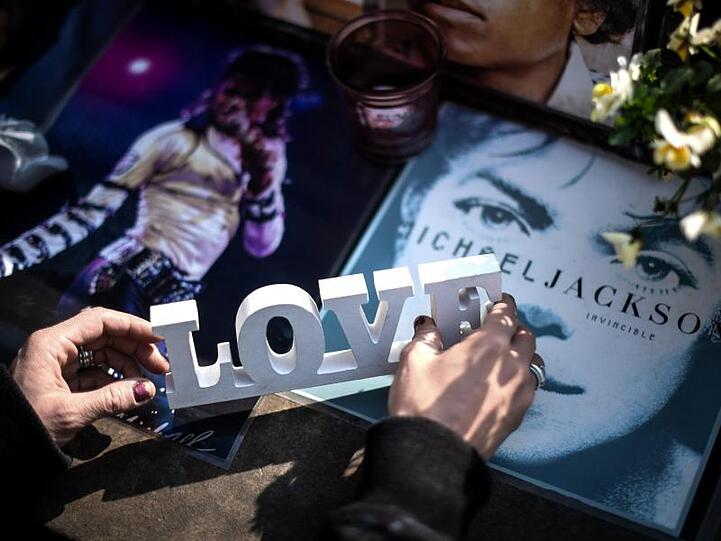 Denkmal für Michael Jackson vor dem Bayerischen Hof in München.