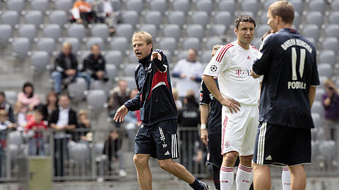 Bei den Bayern einst nicht immer einer Meinung: Jürgen Klinsmann (l) und Mark van Bommel. (Archivbild)