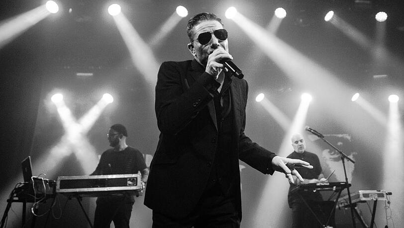Douglas McCarthy bei einem Auftritt mit Nitzer Ebb im Jahr 2020.