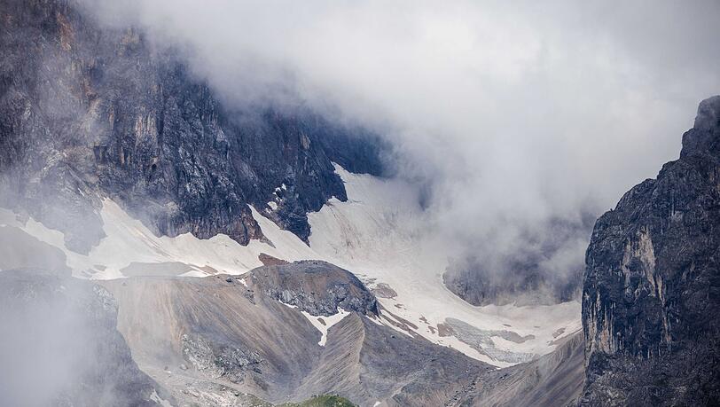 Der Höllentalferner als Deutschlands größter Gletscher lockt zahlreiche Bergsteiger an. (Archivbild)