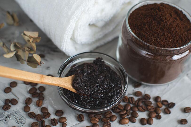 Noch schneller funktioniert Kaffeesatz als Maske gegen müde Augen: Vermischen Sie hierfür einen Teil Kaffeesatz und einen Teil Kokosöl zu einer Paste. Tragen Sie diese nun dünn auf ihre geschlossenen Augen auf und entspannen Sie fünf bis zehn Minuten. Danach können Sie die Maske mit warmem Wasser abspülen und sich über Ihren frischen Teint freuen. Noch schneller funktioniert Kaffeesatz als Maske gegen müde Augen: Vermischen Sie hierfür einen Teil Kaffeesatz und einen Teil Kokosöl zu einer Paste. Tragen Sie diese nun dünn auf ihre geschlossenen Augen auf und entspannen Sie fünf bis zehn Minuten. Danach können Sie die Maske mit warmem Wasser abspülen und sich über Ihren frischen Teint freuen.