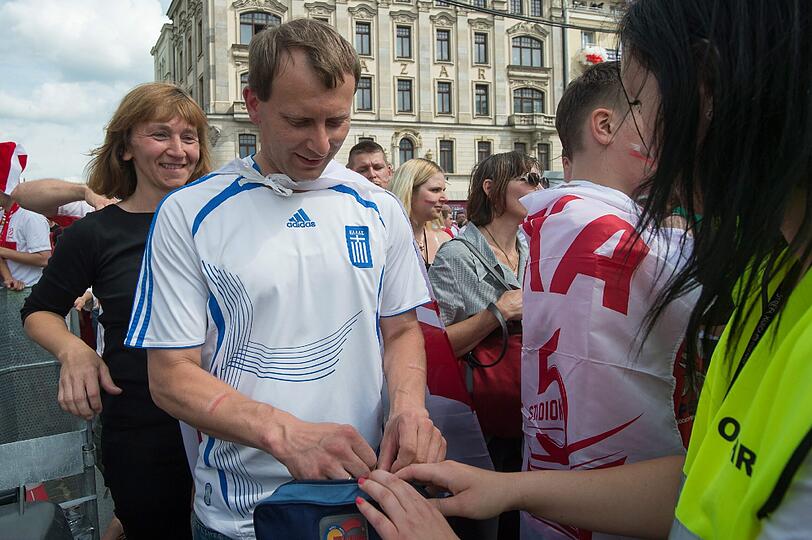 Endlich geht's los! Die EM wird in Warschau eröffnet. Hübsche Fans, skurrile Verkleidungen und die Eröffnungsfeierlichkeiten - hier gibt's die Bilder