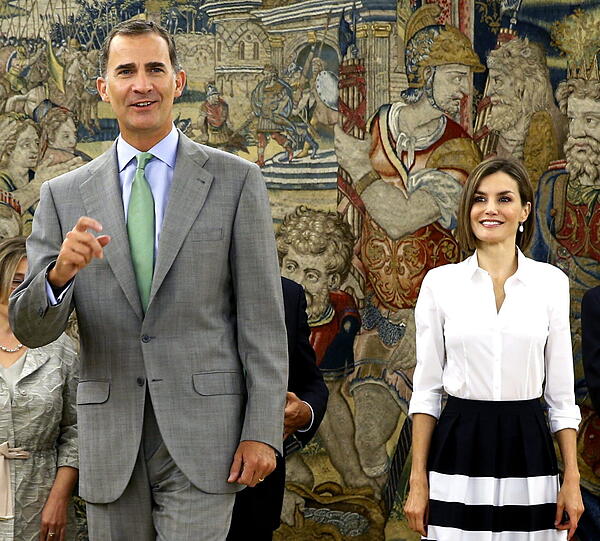 König Felipe von Spanien überrascht sein Volk nach dem Urlaub mit einem neuen Look. Seiner Frau Letizia scheint es zu gefallen.
