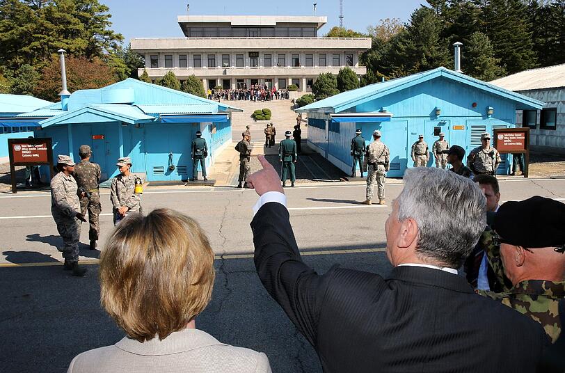 Bundespräsident Joachim Gauck und seine Lebensgefährtin Daniela Schadt besuchen die entmilitarisierte Zone zwischen Süd- und Nordkorea.