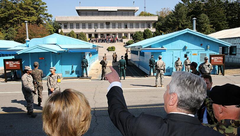 Bundespräsident Joachim Gauck und seine Lebensgefährtin Daniela Schadt besuchen die entmilitarisierte Zone zwischen Süd- und Nordkorea. Bundespräsident Joachim Gauck und seine Lebensgefährtin Daniela Schadt besuchen die entmilitarisierte Zone zwischen Süd- und Nordkorea.