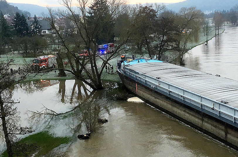 Ein 105 Meter langes Güterschiff hat sich am 26.02.2016 bei Lohr am Main im Landkreis Main-Spessart (Bayern) an einer Brücke quergestellt und ist auf Land gelaufen.
