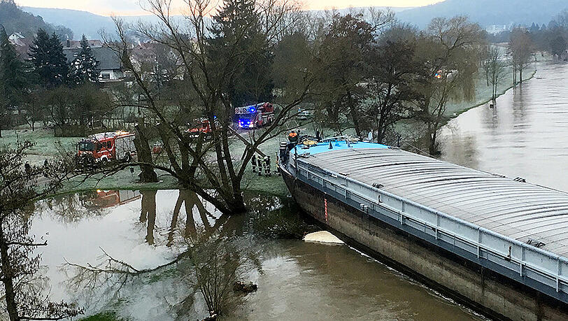 Ein 105 Meter langes Güterschiff hat sich am 26.02.2016 bei Lohr am Main im Landkreis Main-Spessart (Bayern) an einer Brücke quergestellt und ist auf Land gelaufen. Ein 105 Meter langes Güterschiff hat sich am 26.02.2016 bei Lohr am Main im Landkreis Main-Spessart (Bayern) an einer Brücke quergestellt und ist auf Land gelaufen.