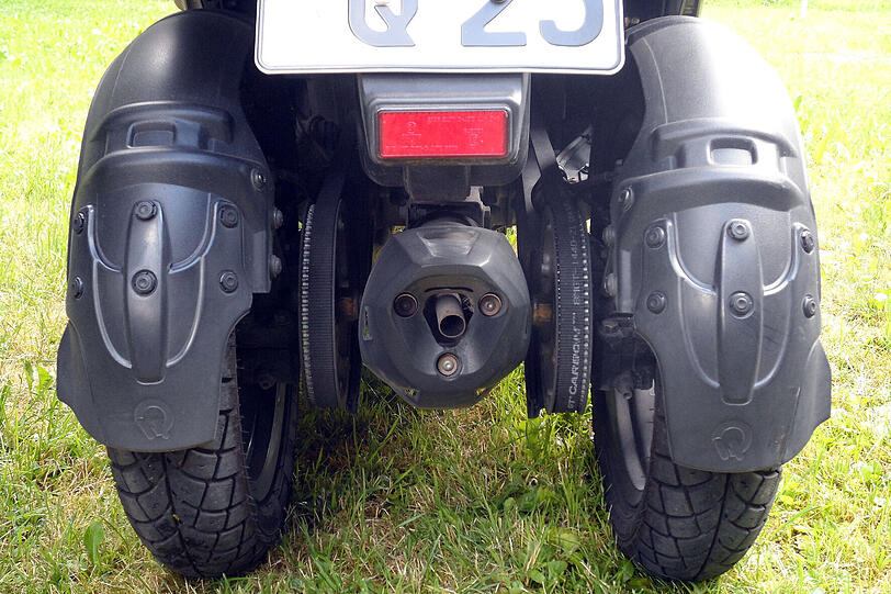 Dank der hinteren Spurbreite von 450 Millimeter darf der Quadro 4 mit dem Pkw-Führerschein gefahren werden. Beide Hinterräder werden per Zahnriemen angetrieben.