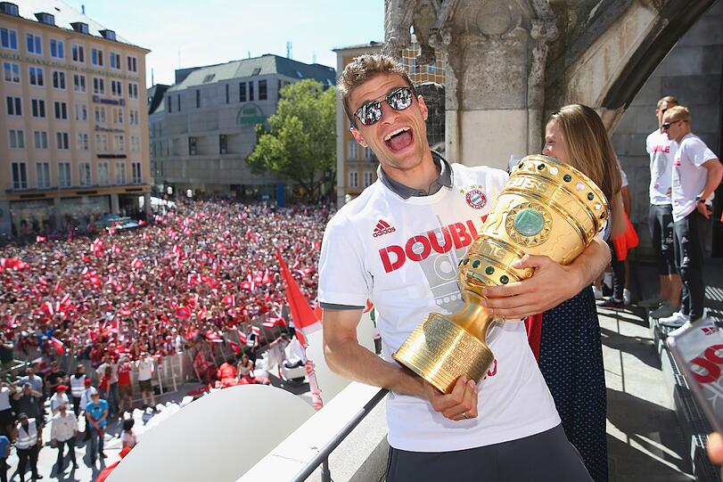Nach dem Pokalfinale feiern die Bayern wie gewohnt am Marienplatz mit ihren Fans den Doublegewinn. Wie immer bestens gelaunt: Thomas Müller.