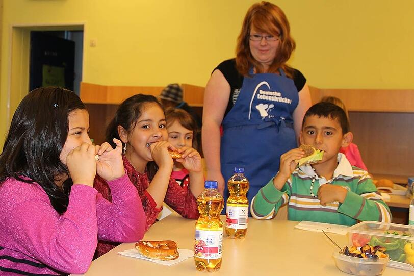 Die Kinder freuen sich über ihr Frühstück - und das schmeckt!