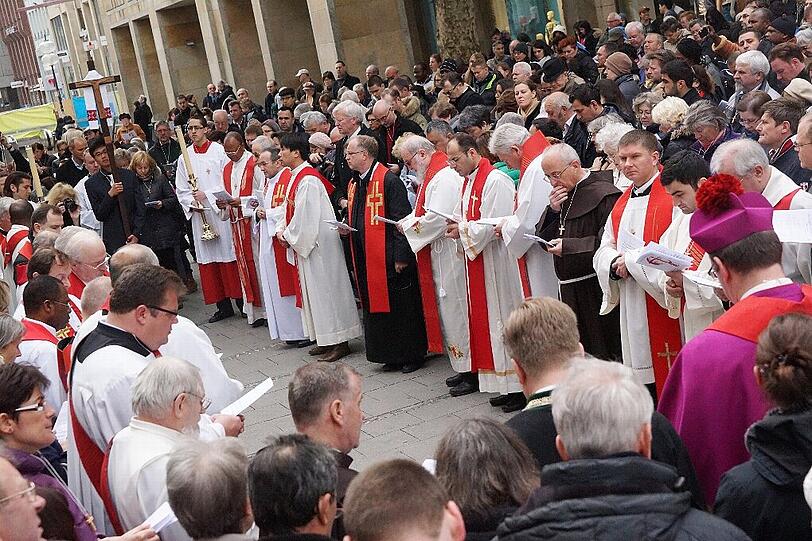 Rund 3000 Menschen kamen am Freitagvormittag zur Karfreitagsprozession in die Innenstadt.