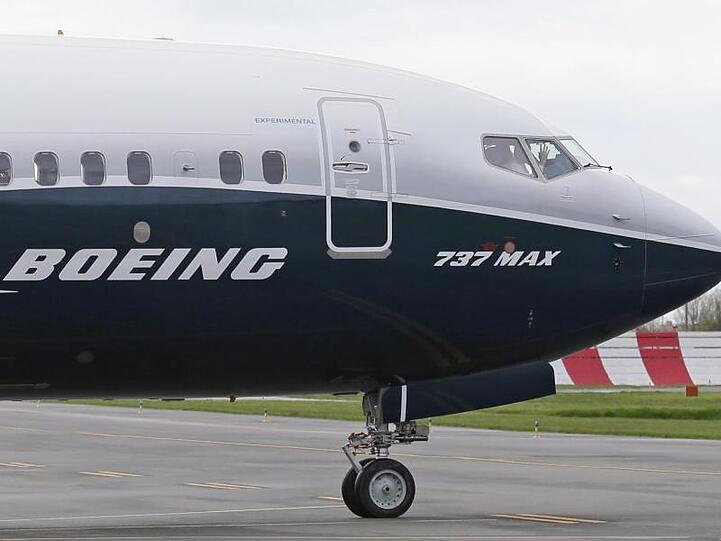Ein Flugzeug vom Typ Boeing 737 Max. Der US-Luftfahrtkonzern rechnet mit einem monatelangen Flugverbot für den Krisenjet.