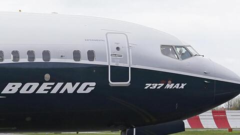 Ein Flugzeug vom Typ Boeing 737 Max. Der US-Luftfahrtkonzern rechnet mit einem monatelangen Flugverbot für den Krisenjet.