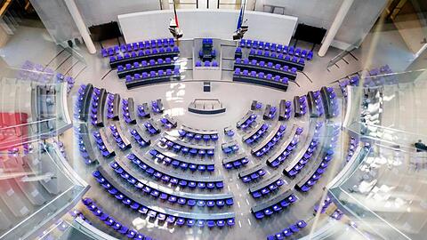 Der leere Plenarsaal des Deutschen Bundestages ist von der Fraktionsebene aus zu sehen.