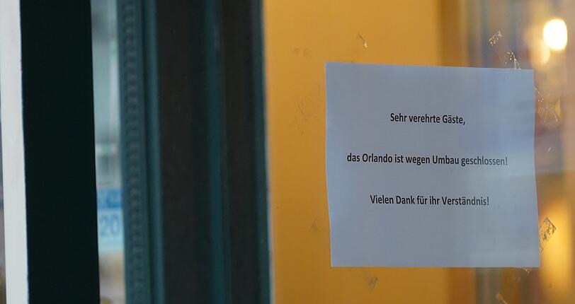 "Das Orlando ist wegen Umbau geschlossen", steht auf dem Schild vor dem Traditionslokal am Platzl.