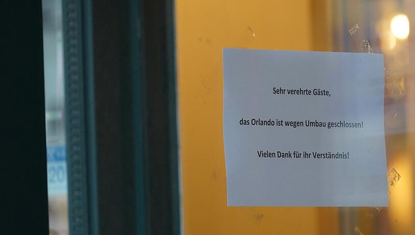 "Das Orlando ist wegen Umbau geschlossen", steht auf dem Schild vor dem Traditionslokal am Platzl.