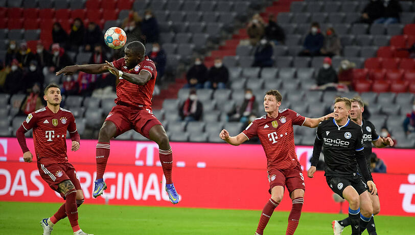 Lucas Hernández, Dayot Upamecano und Benjamin Pavard im Einsatz gegen Bielefeld.