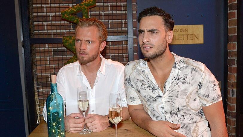 "GZSZ": Paul (l.) und Nihat sind überrascht, als sie Tuner bei einer Preisverleihung entdecken.