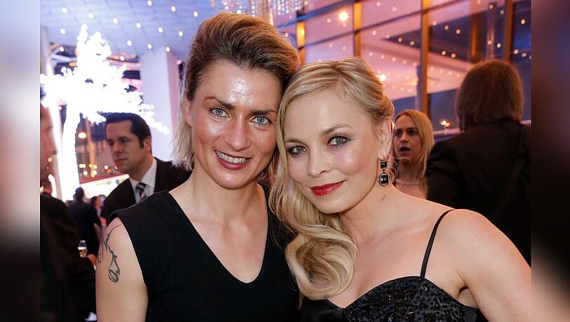 Regina Halmich (r.) trauert um Alesia Graf (Bild von 2014). Regina Halmich (r.) trauert um Alesia Graf (Bild von 2014).