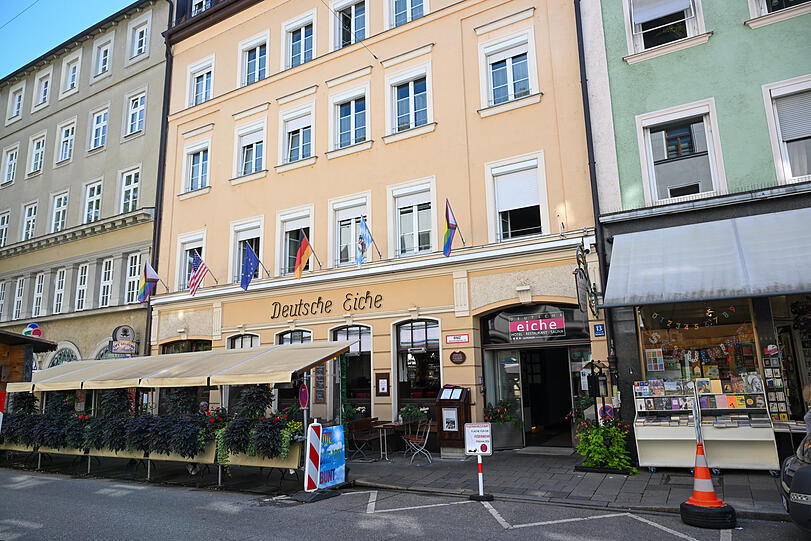 Die Deutsche Eiche in der Reichenbachstraße 13: Ganz links, zwischen die zwei Fenster im ersten und zweiten Stock, kommt das Freddie-Mosaik.