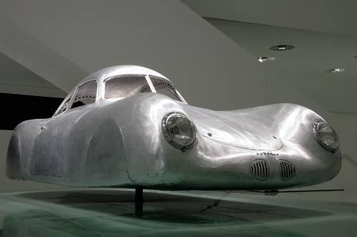 Der &bdquo;Ur-Porsche&ldquo; Typ 64 (&bdquo;Berlin-Rom-Wagen&ldquo;) .