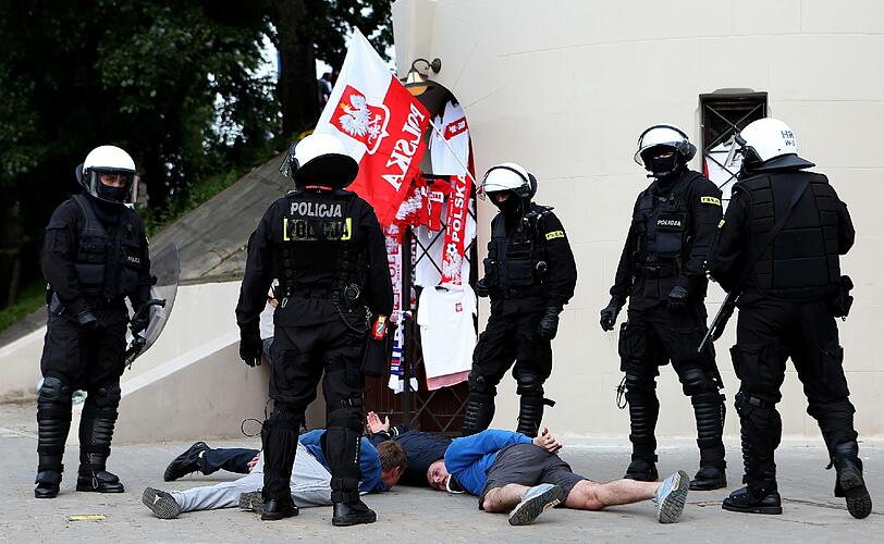 184 Verhaftete und 15 Verletzte bei den brutalen Krawallen zwischen polnischen und russischen Hooligans. Den Gewalttätern wird sofort der Prozess gemacht, am Donnerstag gibt&rsquo;s die ersten Urteile.