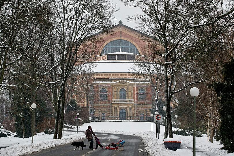 Wie das Bayreuther Festspielhaus im Sommer aussieht, ist ausreichend bekannt. So sieht es im Winter aus.