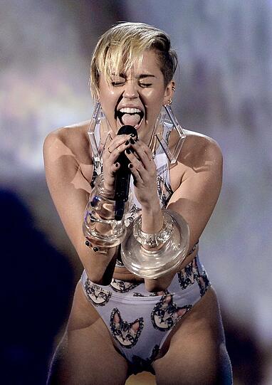 Miley Cyrus als Katzendame! Die 21-Jährige inszenierte sich auf der Bühne als Katzenlady.